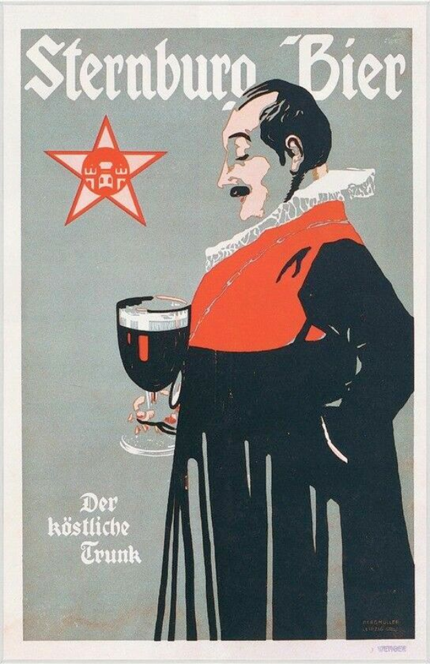 Ein Mann hält ein Glas Sternburg Bier, ein deutsches Bier, mit einem Plakat im Hintergrund, das das Bier bewirbt.