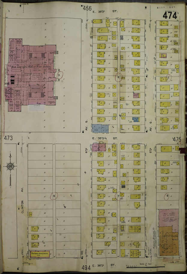 Ein offenes Buch, das eine detaillierte Stadtkarte mit Straßen, Gebäuden und Sehenswürdigkeiten zeigt.