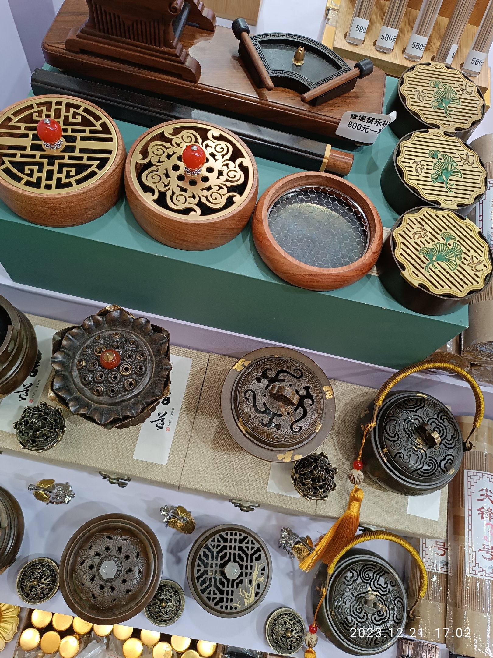 Ein Tisch mit verschiedenen chinesischen Räucherstäbeln, Schachteln, Papieren mit Text und anderen Gegenständen, die wahrscheinlich mit einem chinesischen Neujahrsfest verbunden sind.