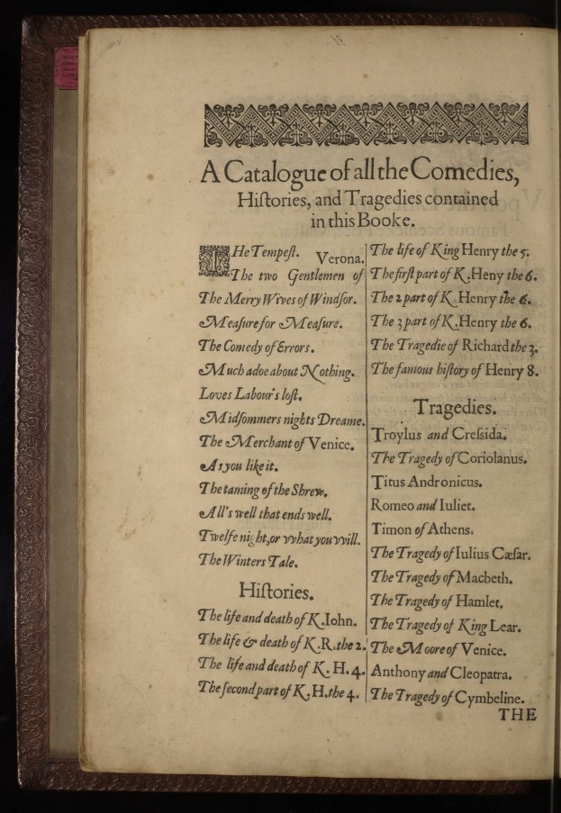 Offene Buchkatalogliste mit Komödien, Historien und Tragödien vor dunklem Hintergrund.