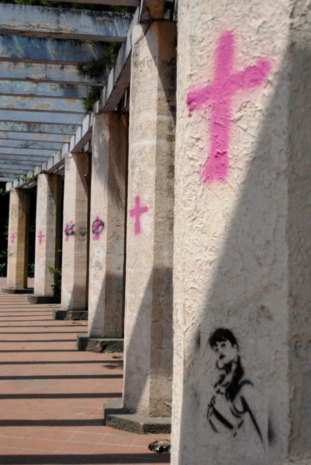 SÃ¤ulen auf der rechten Seite mit christlichen Symbolen und Fliesen unten.