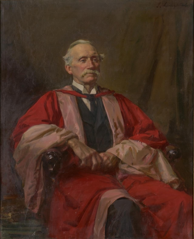 Ein Gemälde eines Mannes in einem roten Gewand, der auf einem Stuhl sitzt und nachdenklich dreinschaut, wird als Sir John Langdon identifiziert, der Gründer der Royal Academy of Arts.