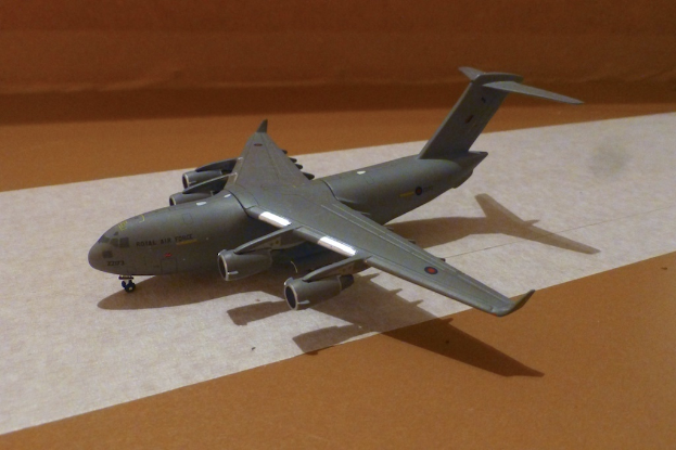 Ein Spielzeugflugzeug wird gezeigt.