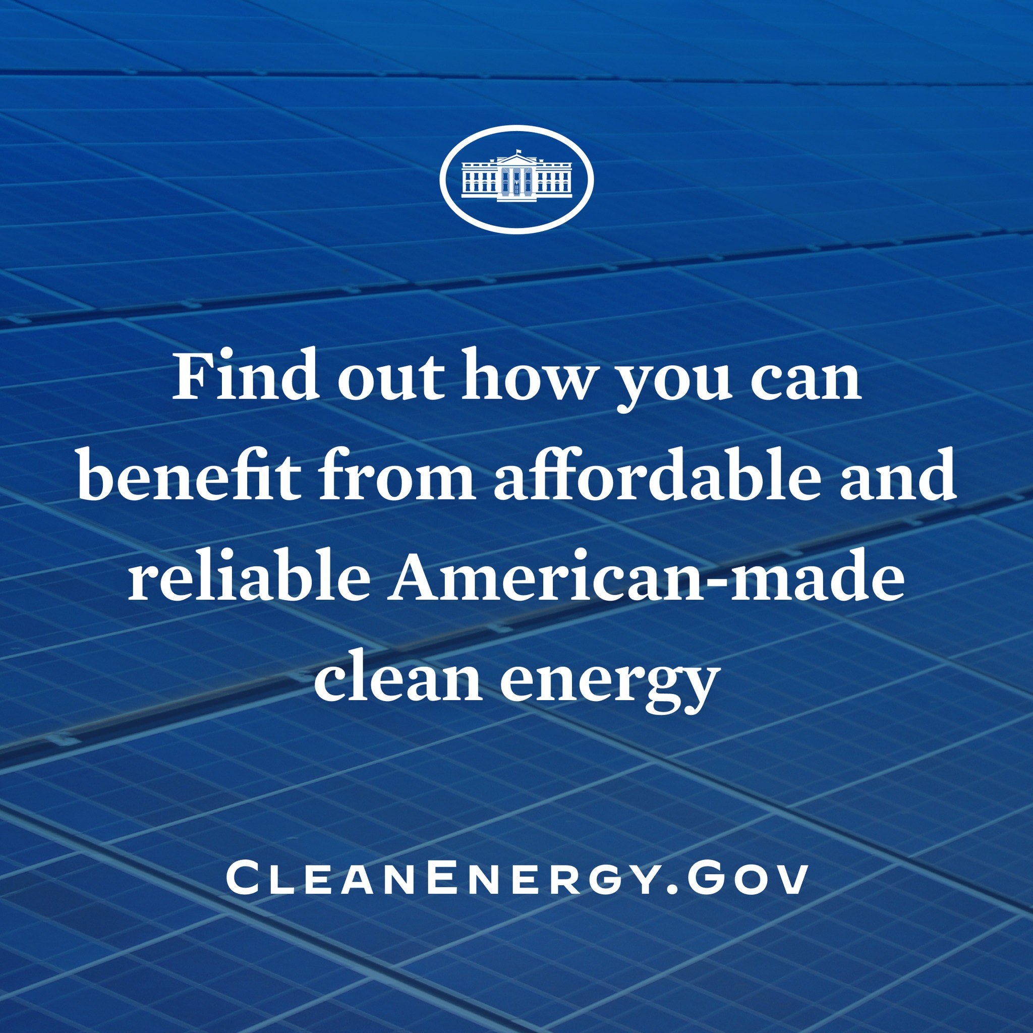 Plakat mit einem blauen Kreis-Logo, das einen weißen Stern und weißen Text enthält, der "Finden Sie heraus, wie Sie von erschwinglicher und zuverlässiger amerikanischer Made Clean Energy profitieren können", auf einem hellblauen Hintergrund zeigt.