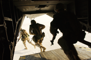 Eine Gruppe von Soldaten in Uniformen und Helmen, jeder hält eine Waffe, was darauf hindeutet, dass sie eine Mission haben.