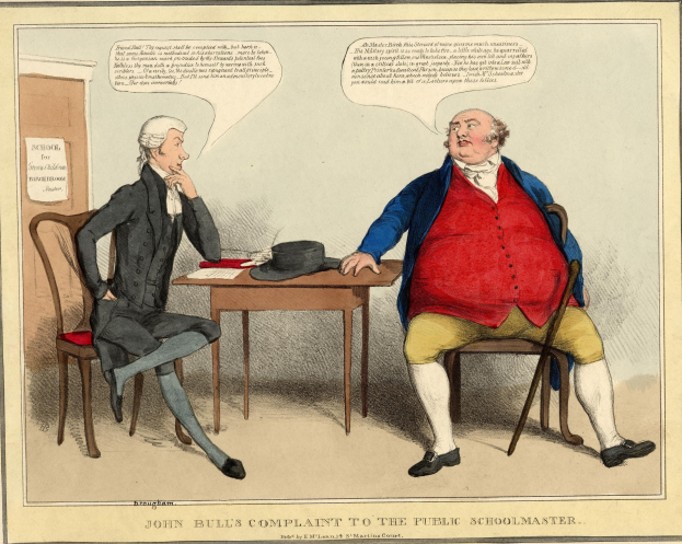 Zwei Personen sitzen einander gegenüber an einem Tisch mit einem Hut und Papieren, wobei eine Person auf ein wandmontiertes Papier und eine Tür im Hintergrund zeigt.