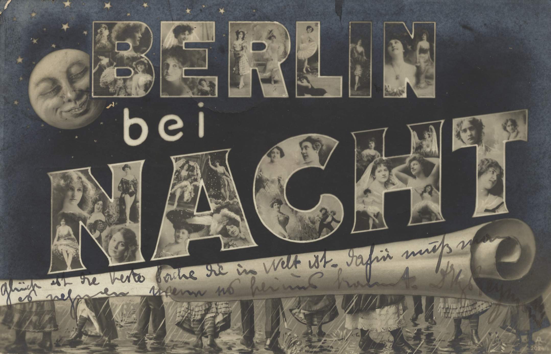 Schwarzes und weißes Foto einer Gruppe von Menschen, die vor einem "Berlin Bei Nacht"-Schild lachen und strahlen, mit einem Mond im Hintergrund, das Schild mit Sternen und Streifen geschmückt.
