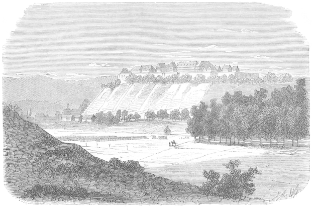 Ein Schwarzweiß-Stich von einem Hof in einem Feld, mit Bäumen, Hügeln und einem Himmel im Hintergrund und Text unten, der "1876 - der Hof der Herzöge von Elsass" liest.