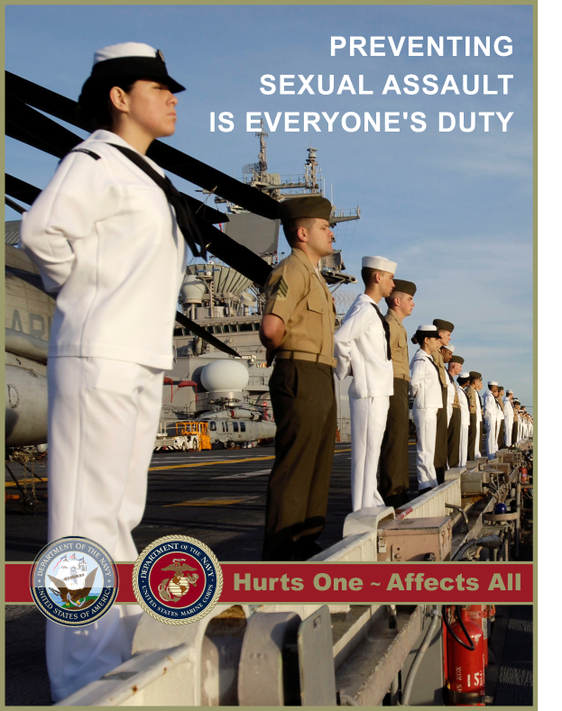 Ein Plakat mit einer Gruppe in weißen Uniformen auf dem Deck eines Schiffs, mit einem Feuerlöscher im Vordergrund und der Aufschrift "Verhindern von sexueller Belästigung ist jedermanns Pflicht - Schadet einer, betrifft es alle."
