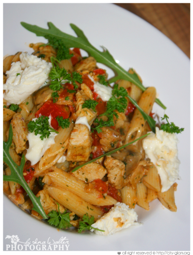 Ein weißer Teller mit einem Lebensmittel in der Mitte und einem Logo unten.