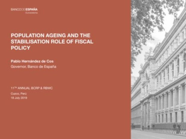 Schwarz-weißes Bild eines Gebäudes auf der rechten Seite mit Menschen, die auf der Straße davor gehen, und Text auf der linken Seite, der "Altengerechtigkeit und die Rolle der Haushaltspolitik" liest.