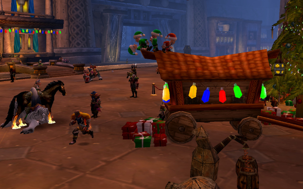 Ein animiertes Bild mit Spielzeugen, einem Pferd, Feuer, Geschenken, einem Fahrzeug und Gebäuden in der Mitte, mit Bäumen und Geschenken rechts und einem Boden unten.