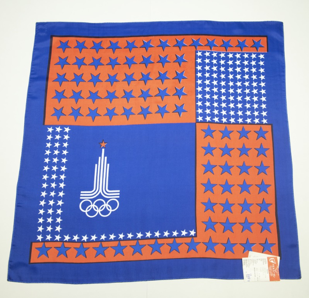 Ein blaues und oranges Bandana mit dem Olympischen Logo auf einem weißen Hintergrund.