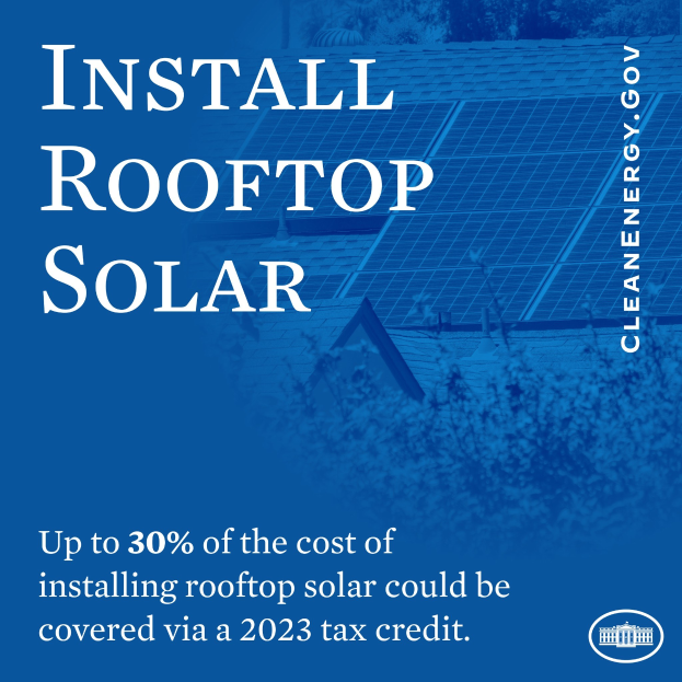 Plakat mit Text über eine 2023er Steuergutschrift, die bis zu 30% der Kosten für die Dachsolaranlage übernimmt, mit Bäumen und einem Gebäude mit Solarpanelen im Hintergrund.