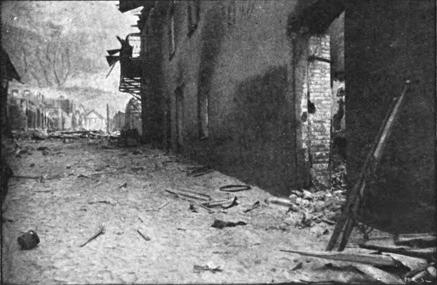 Ein Schwarz-Weiß- Foto einer Straße in einer Stadt mit Gebäuden auf beiden Seiten, Bäumen im Hintergrund und Text unten, der 'Hiroshima nach der Schlacht im Hügel' lautet.