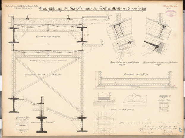 Ausführliches Architektur-Detail einer Berlin-Sienbahn-Brücke, das strukturelle Pläne und Anmerkungen auf Papier zeigt.