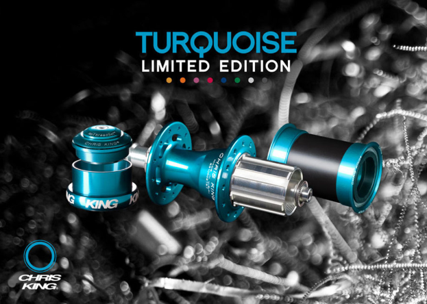 Ein bearbeitetes Bild, das Teile eines Fahrzeugs mit sichtbaren Buchstaben, Logo und Design zeigt.