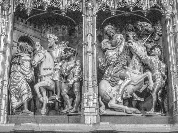 Skulpturen werden in einer Außenanlage ausgestellt.