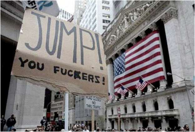 Eine große Gruppe von Menschen versammelt sich im Freien, hält Schilder und Plakate hoch, mit US-Flaggen und Gebäuden im Hintergrund.