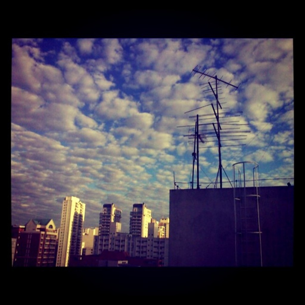 Gebäude links, Himmel oben, Antennen rechts.