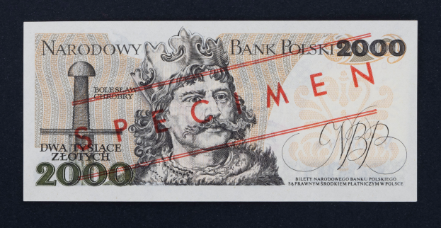 Eine polnische 2000-Złoty-Banknote mit einem gekrönten Mann mit ernstem Gesichtsausdruck, auf der der Text 'Polen 2000 Złoty' gedruckt ist.