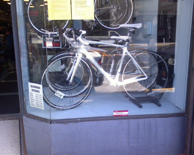 Mehrere Fahrräder in einer gläsernen Vitrine ausgestellt.