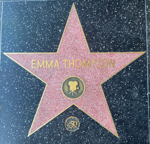Fünfzackiger Stern mit "Emma Thompson" in weißer Schrift auf schwarzem Hintergrund, Teil des Hollywood Walk of Fame.