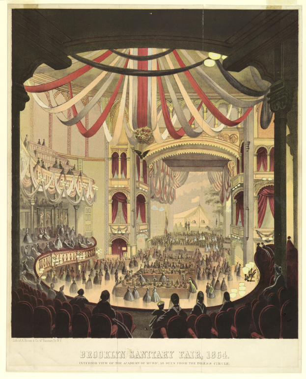 Eine Innenansicht der Brooklyn Sanitary Fair im Jahr 1864, die einen großen Auditorium mit vielen Menschen, Stühlen, Säulen und Vorhängen zeigt, mit Text unten.