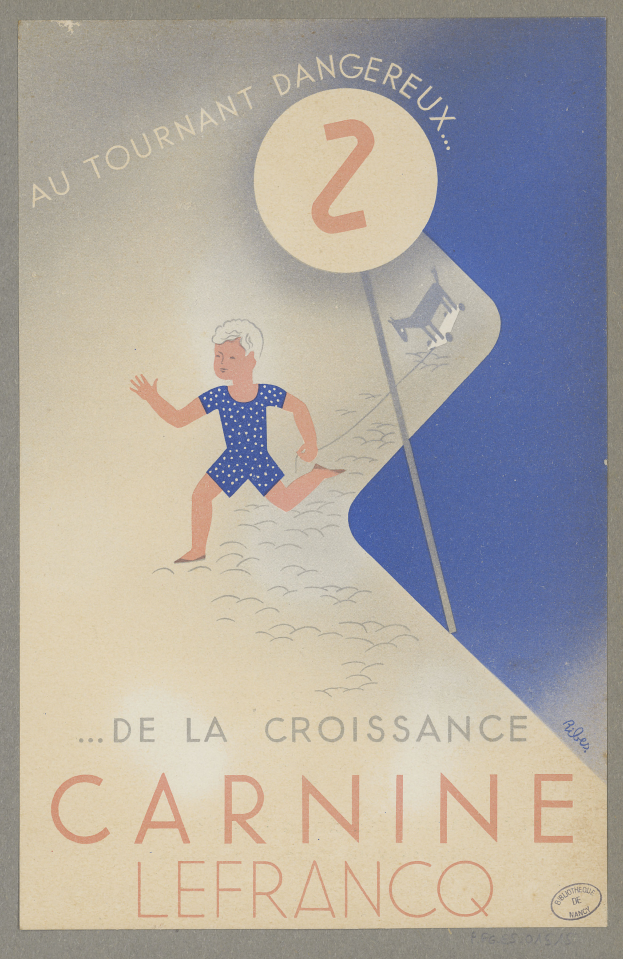 Eine Person in einem hellgelben Kleid lächelt in der Mitte eines Karnevalplakats, umgeben von der fettgedruckten Schrift "Karneval" in schwarzer Schrift.