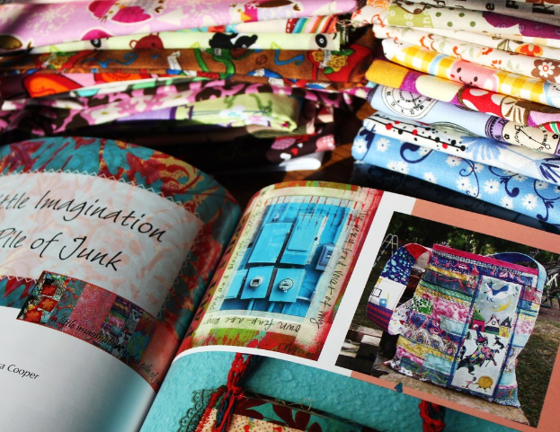 Ein einzelnes Buch mit sichtbarem Rücken und Cover.