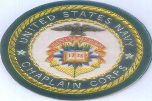 Ein rundes Patch mit blauem Hintergrund und weißem Rand, das den Text "United States Navy Chaplain Corps" in weiß zeigt, mittig platziert.