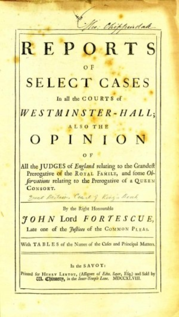 Titelblatt eines alten Buches mit dem Titel "Berichte über ausgewählte Fälle vor den Gerichten von Westminster-Hall sowie die Meinung von John Lord Fortescue", aufgeschlagen auf einer Seite mit schwarzer Tinte geschriebenem Text.