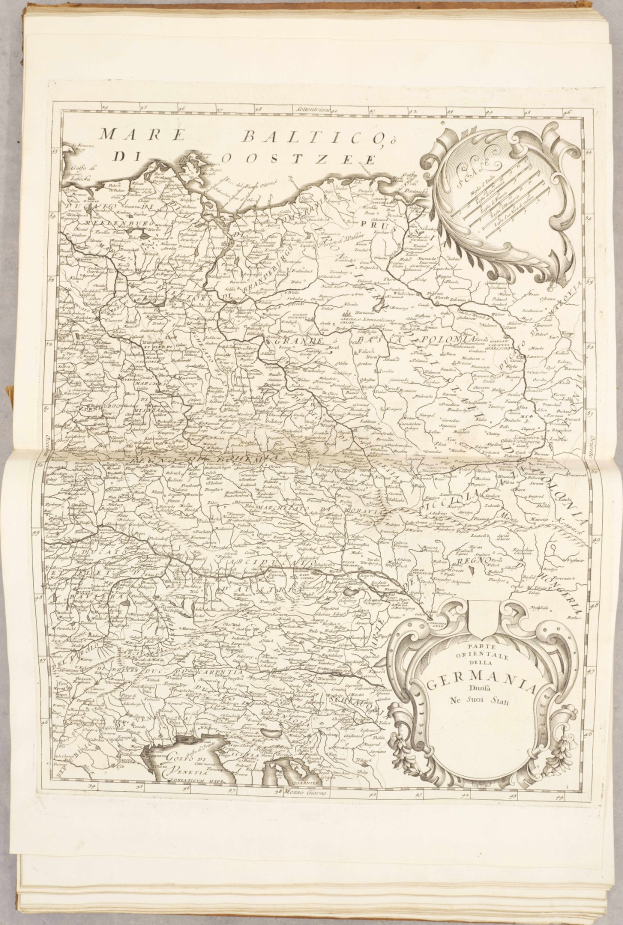 Ein altes Buch mit einer detaillierten Karte von Deutschlands Regionen und begleitendem Text.