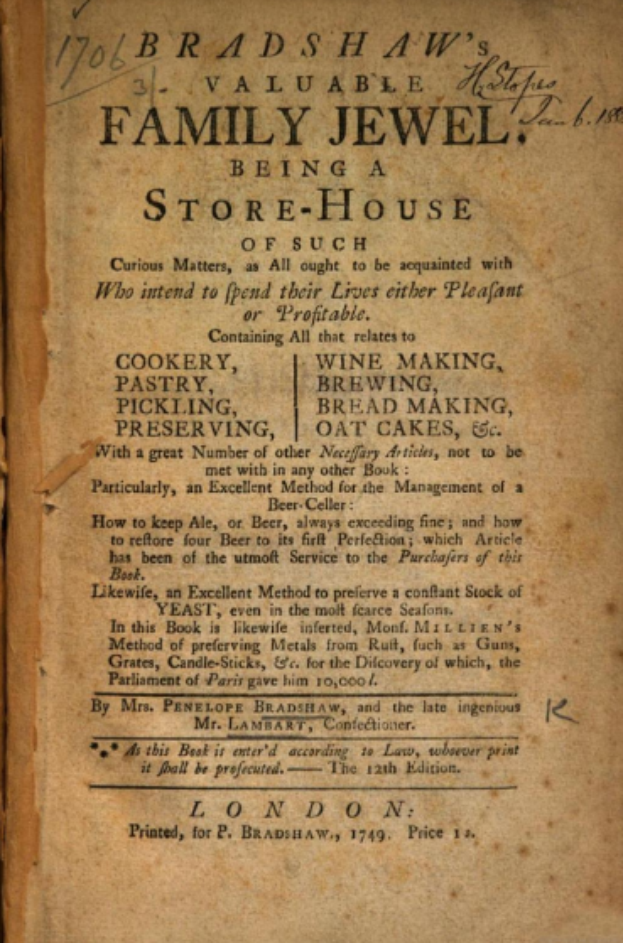 Ein altes Buch mit dem Titel "Family Jewel Being a Store-House" ist aufgeschlagen und zeigt eine Seite mit geschwungener Schrift, die von einem dekorativen Rahmen umgeben ist.