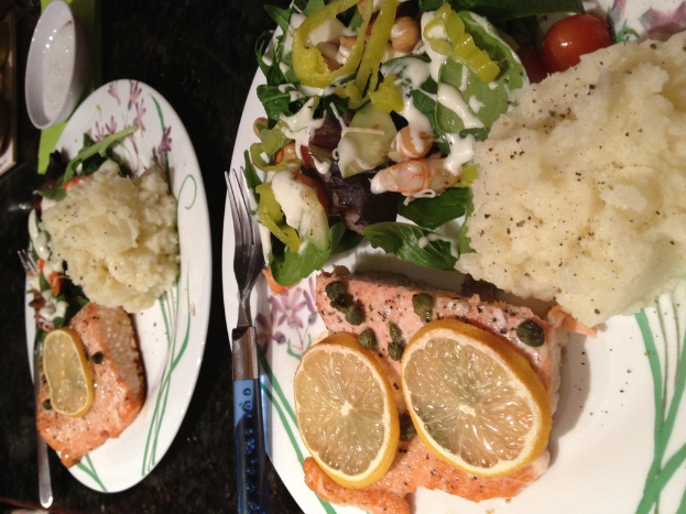 Ein Teller mit Essen, Gabeln und anderen Gegenständen auf einem Tisch.