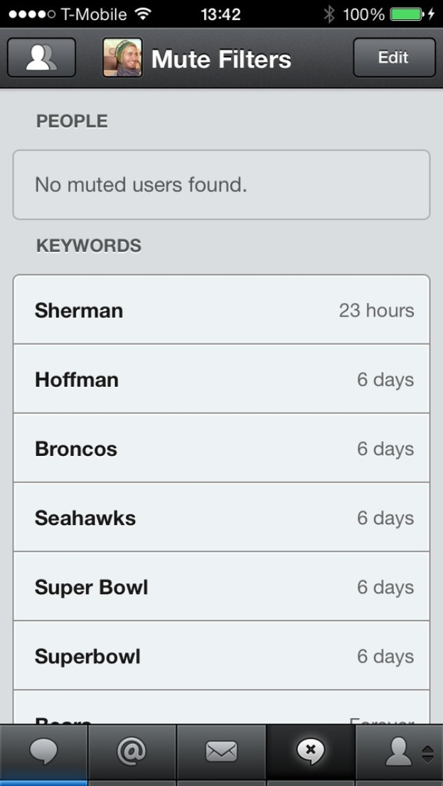 Ein Mobilbildschirm mit einem WiFi-Symbol und einem vollen Akku-Symbol oben sowie verschiedenen Logos unten.