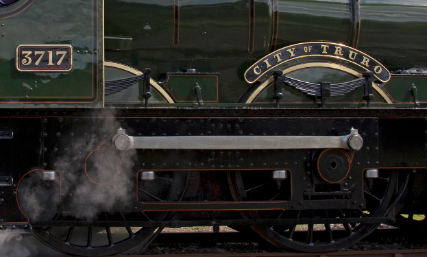 Ein Zug auf einem Gleis.