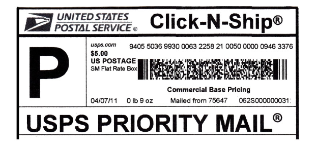 Ein USPS Priority Mail-Aufkleber mit einer Strichcode, dem Text "Click-N-Ship" und Anweisungen zur Verwendung von USPS Priority Mail.