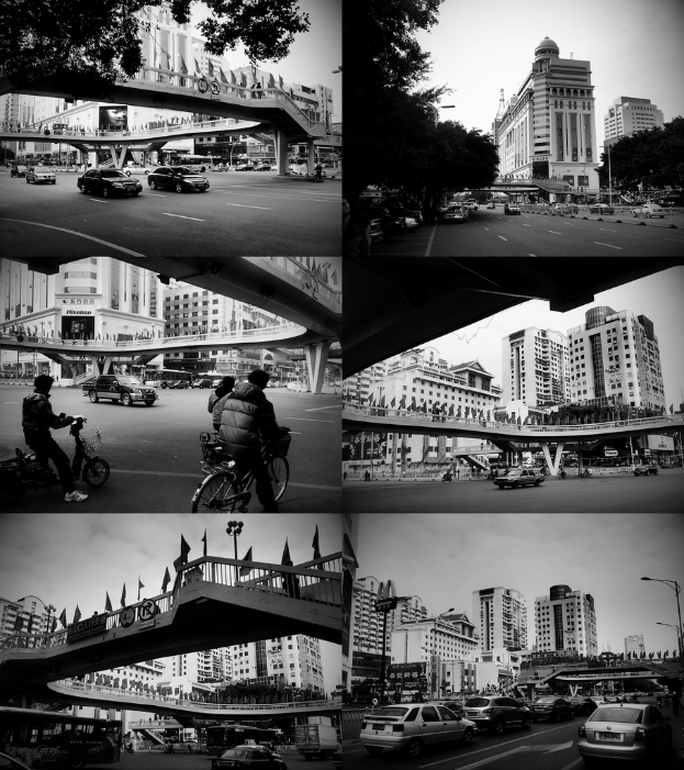 Autos und Fahrräder werden unter einer Brücke mit einigen Fahrzeugen vor einem Gebäude gezeigt.