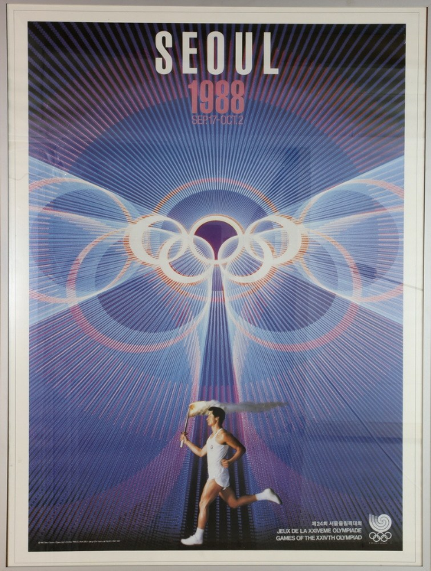 Eine Person, die mit den Olympischen Ringen im Hintergrund läuft, und die Wörter "Olympische Spiele" quer über die Oberseite geschrieben, auf einem Plakat für die Olympischen Spiele 1988 in Seoul, Südkorea.