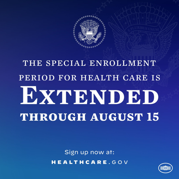 Ein Plakat mit Text und Logo, auf dem steht: "Die Sonderanmeldephase für die Gesundheit ist bis zum 15. August verlängert."