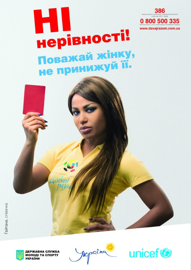 Eine Frau in einem gelben T-Shirt hält eine rote Karte mit Text oben und Logos und Text unten.