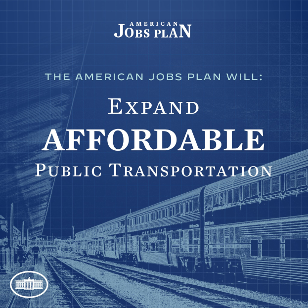 Plakat mit einem Zug auf einem Gleis mit ein paar Menschen in der Nähe, das "The American Jobs Plan Will Expand Affordable Public Transportation" bewirbt.