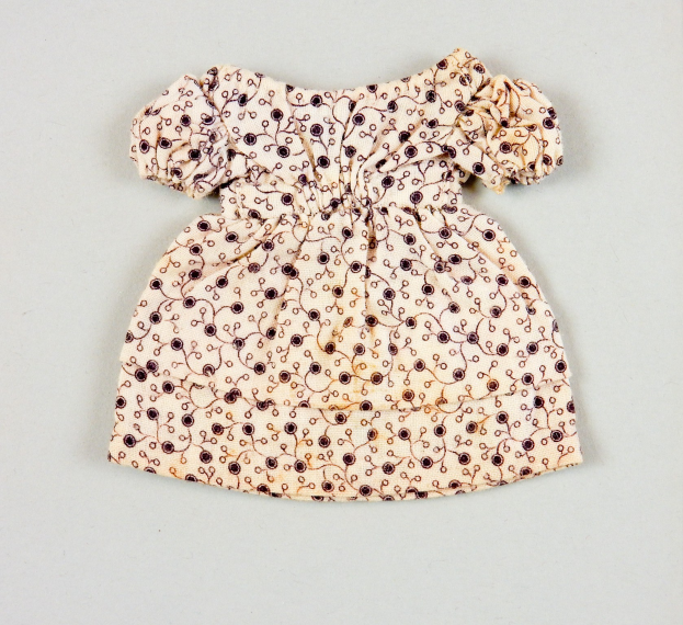 Weißes knielanges Sommerkleid mit rundem Halsausschnitt, kurzen Ärmeln und vollem Rock, das ein komplexes, farbenfrohes Muster auf einem leichten, luftigen Stoff hat, auf einer weißen Oberfläche präsentiert.