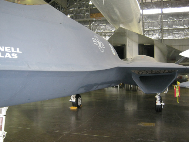 Großes Passagierflugzeug mit zwei Triebwerken, Flügeln und einem Höhenruder, das am Himmel fliegt.