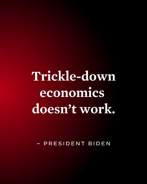 Ein Plakat mit fetter, schwarzer Schrift auf einem weißen Hintergrund, das "Trickle-Down Economics Doesn't Work" lautet, eingerahmt von einem schmalen schwarzen Rand und versehen mit einem Zitat von Präsident Biden.