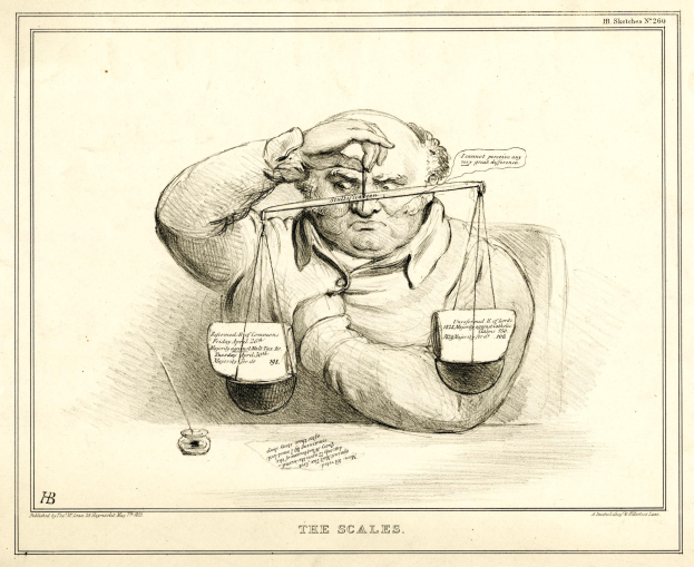 Ein Anwalt im Anzug sitzt an einem Tisch mit einer Waage vor sich und sieht konzentriert auf Papiere mit Text und Zahlen.