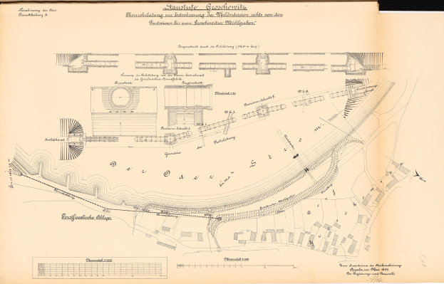 Ein detailliertes Stadtplan-Dia auf dem Cover eines alten Buches mit sichtbarem Text.