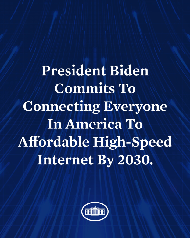 Ein blauer Hintergrund mit weißer, zentrierter Schrift, die besagt: "Präsident Biden verpflichtet sich, bis 2030 jeden Amerikaner mit erschwinglichem Hochgeschwindigkeitsinternet zu verbinden."