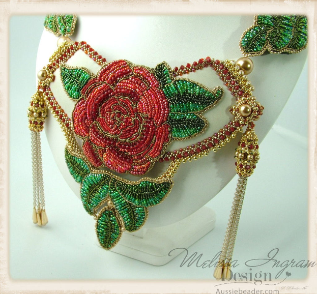 Ein Schmuckstück auf einer weißen Oberfläche.